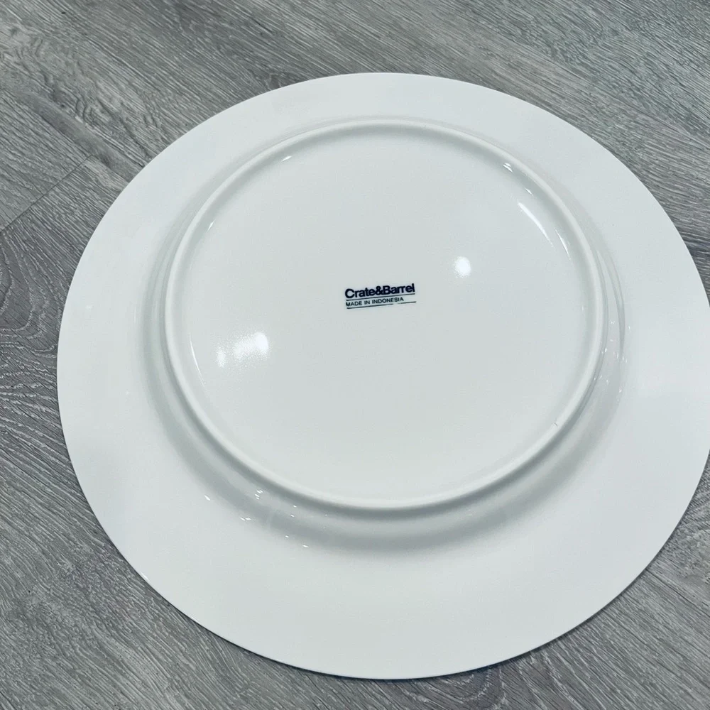 🍽️ Two Crate&Barrel 10.5 inch white dinner plates 🍽️